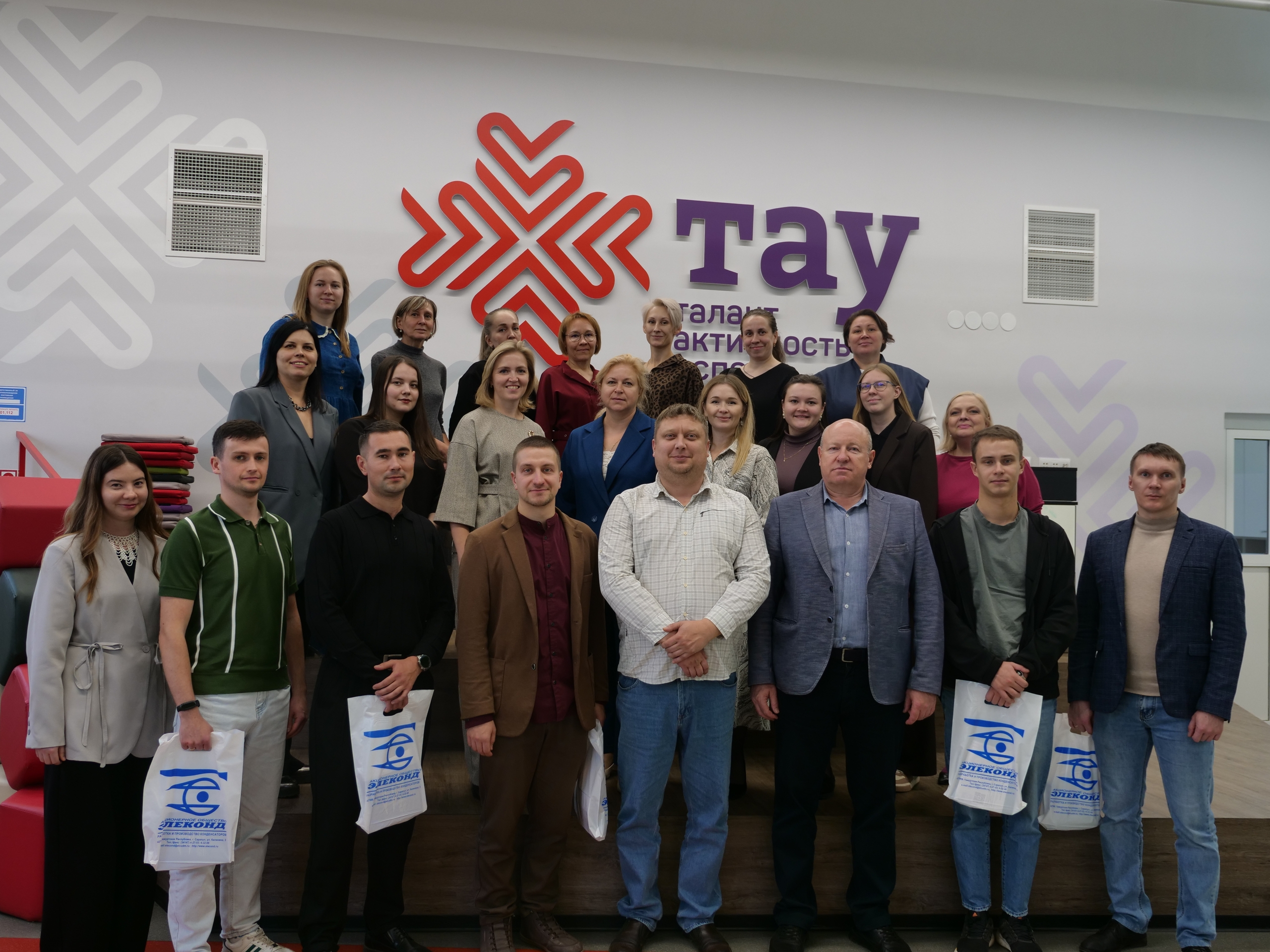 Индустриальные партнеры в образовании: визит АО «Элеконд» в Центр «ТАУ»