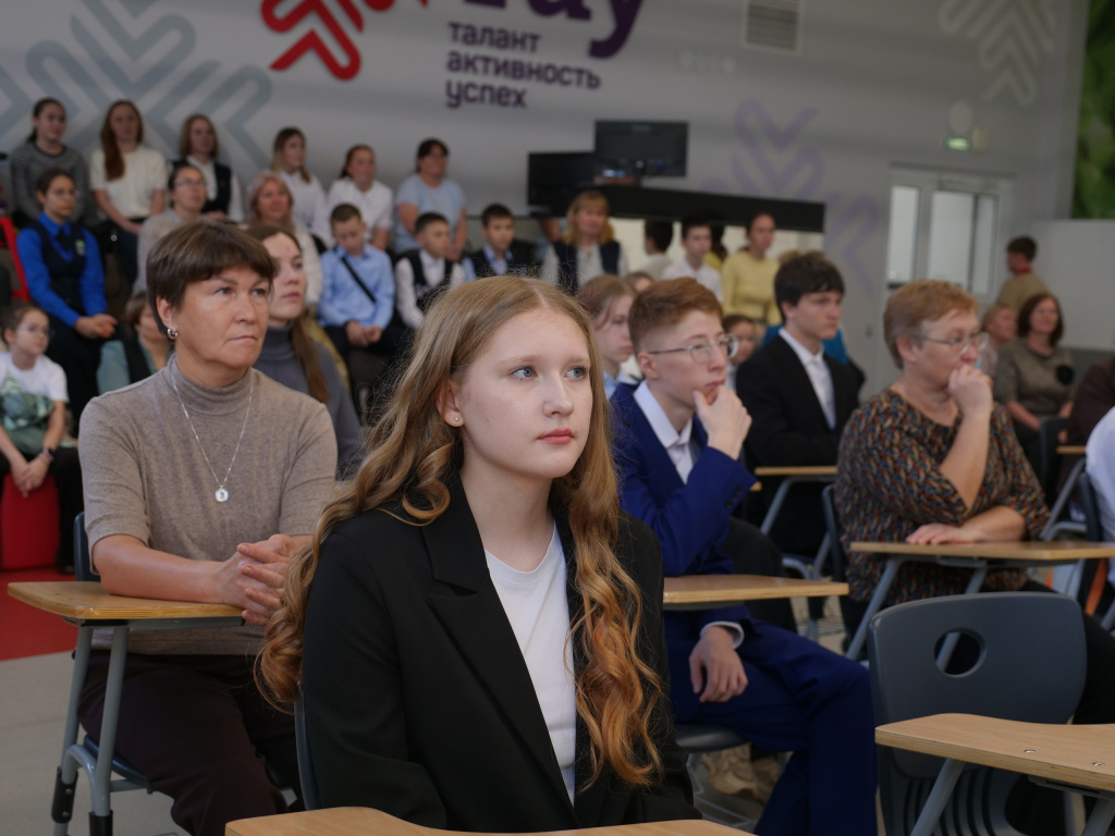 девушка в зале девушка в зале